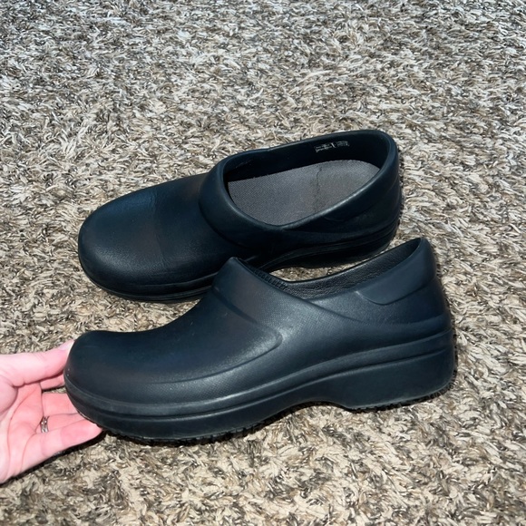 Crocs Black Rubber Clogs Slip Resistant Size 7 - Picture 1 of 6